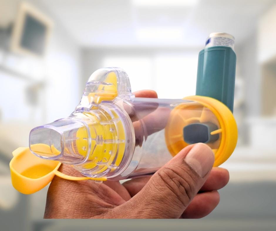 Espaciador con cámara valvulada de retención conectado a un inhalador de dosis medida